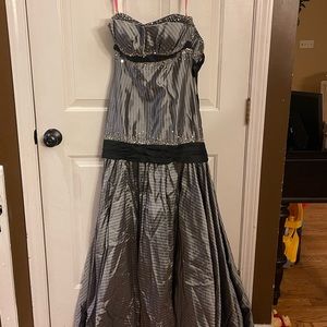 Beautiful gray/silver gown. Pictures do not do this justice.